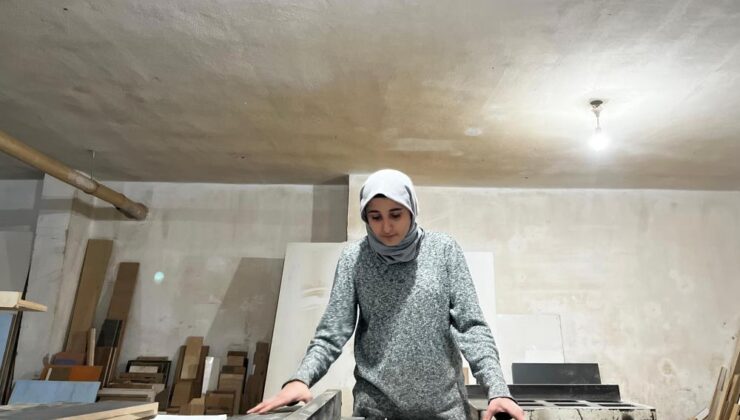 Açık lisede okuyan Sima 10 yıldır babasından marangozluk mesleğini öğreniyor