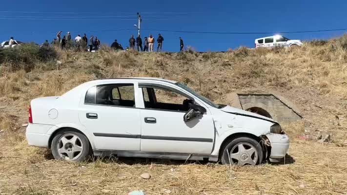 Adıyaman’da şarampole devrilen otomobildeki 5 kişi yaralandı