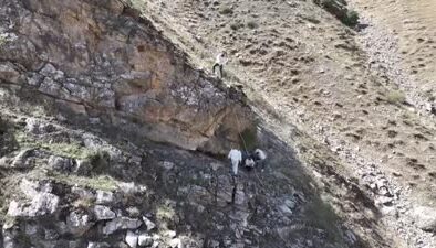 Arıcılar kaya ve ağaç balına ulaşmak için kilometrelerce yürüyor