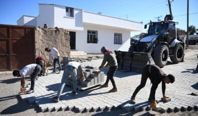 Bismil’de kırsal mahallelerde kilitli parke taş döşeme çalışması