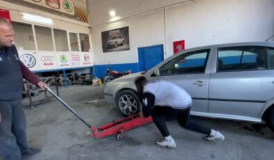 Baba kız sırt sırta verip oto tamirciliği yapıyor