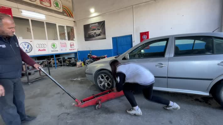 Baba kız sırt sırta verip oto tamirciliği yapıyor