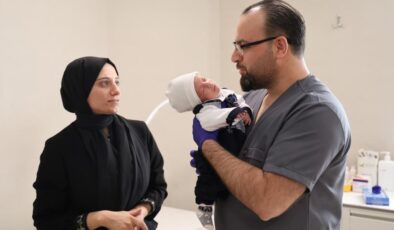 Bağırsakları tıkanan prematüre ikizler ameliyatla kurtarıldı