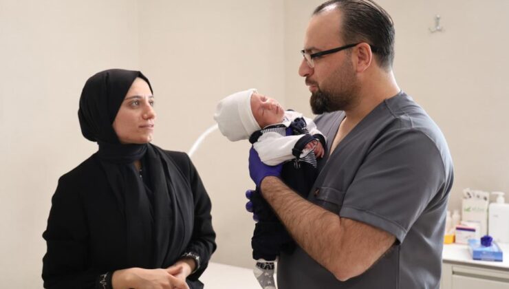 Bağırsakları tıkanan prematüre ikizler ameliyatla kurtarıldı