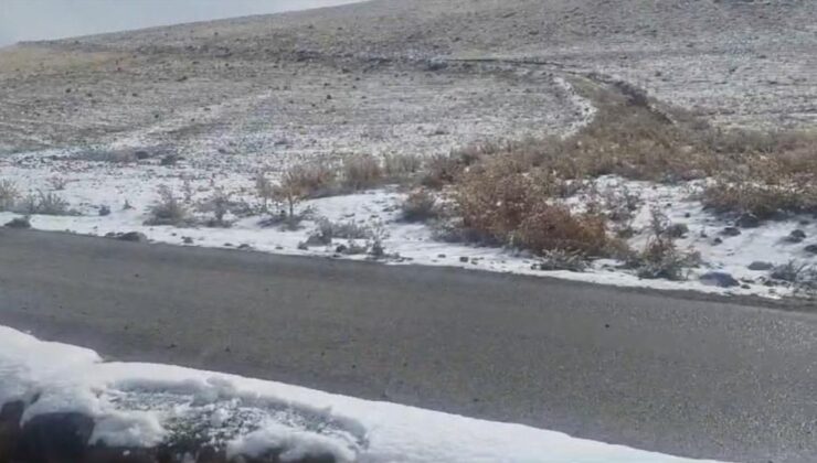 Başkale’de kar yağdı, araçlar yolda kaldı
