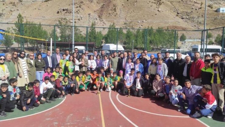 Batman’da cinsiyet eşitliği için kız ve erkekler aynı takımda voleybol oynadı