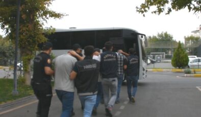 Batman’da kaçan araçta 57 kilo esrar ve 320 bin lira ele geçirildi