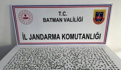 Batman’da tarihi sikkeleri satmaya çalışan 2 kişi yakalandı