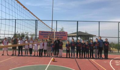 Batman’da voleybol turnuvasında kızlar ve erkekler aynı takımda