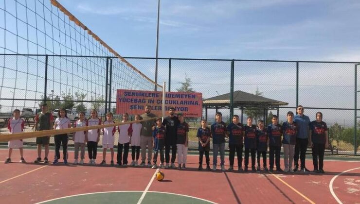 Batman’da voleybol turnuvasında kızlar ve erkekler aynı takımda