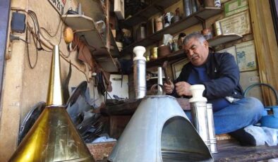 Bir buçuk metrekarelik dükkanında baba ve dede mesleğini yaşatıyor