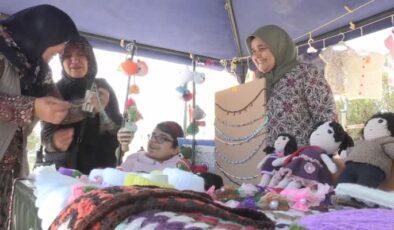 Cam kemik hastası kadın, el işi ürünler yaparak ailesine destek oluyor