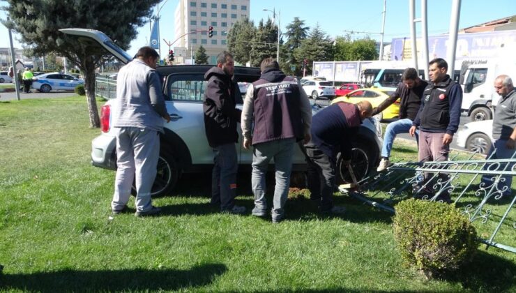 Demir korkuluklara saplanan araç, kazık çakarak çıkarıldı