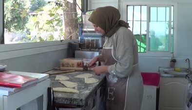 Depremzede kadın, annesinden öğrendiği börekle geçimini sağlıyor