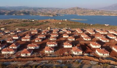 Depremzedeler için yapılan 531 köy evinin anahtarı teslim edildi