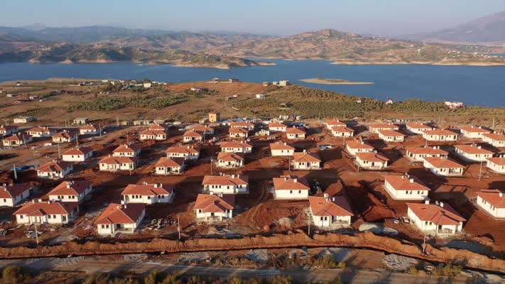 Depremzedeler için yapılan 531 köy evinin anahtarı teslim edildi
