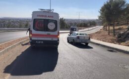 Devrilen motosikletteki 2 kişi yaralandı