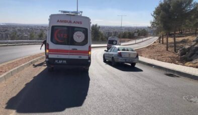 Devrilen motosikletteki 2 kişi yaralandı