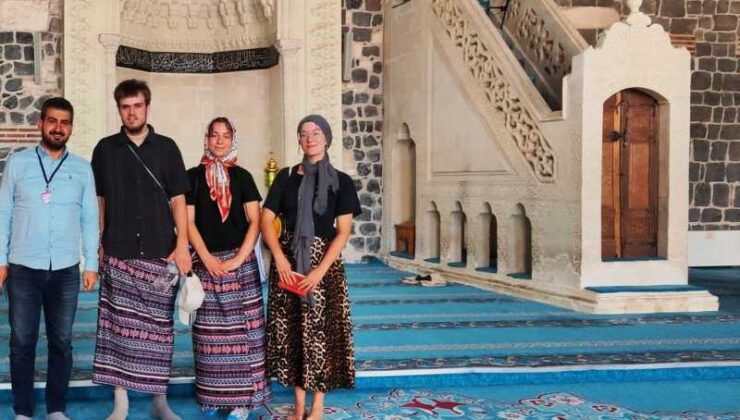 Diyarbakır Ulu Cami’de yabancı turistlerden adaba uygun hareket