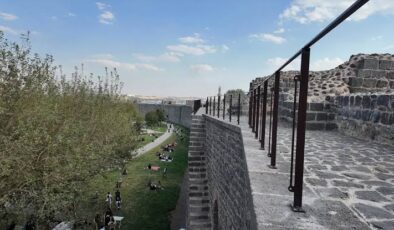 Diyarbakır surlarına yapılan korkuluklara belediyeden tepki