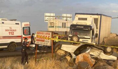 Diyarbakır’da kamyonun çarptığı otomobilde 1 ölü, 2 yaralı