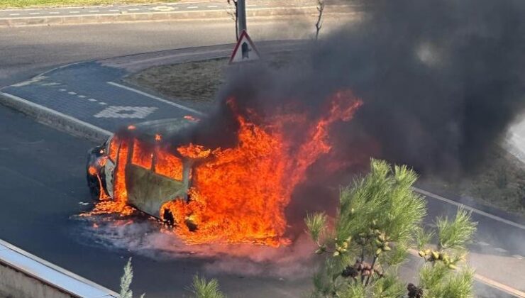 Diyarbakır’da park halindeki araç alev alev yandı
