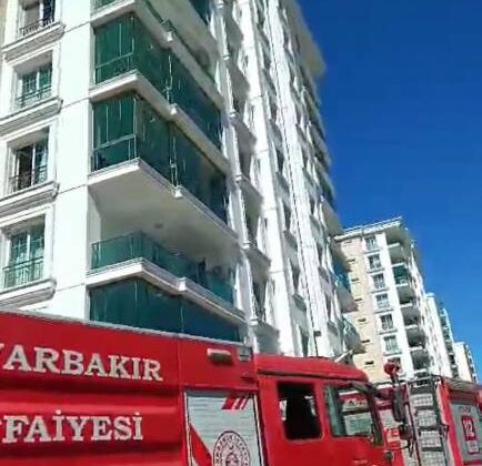 Diyarbakır’da yangın merdiveninde çıkan yangında 6 kişi etkilendi