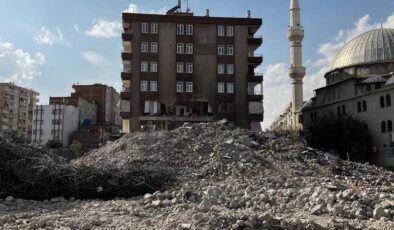 Diyarbakır’da yıkım sırasında bina çöktü, 2 daire ve sağlık merkezi zarar gördü