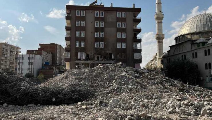 Diyarbakır’da yıkım sırasında bina çöktü, 2 daire ve sağlık merkezi zarar gördü