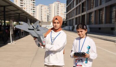 Diyarbakırlı iki kardeş, 10 bin liraya F22 maket yaptı