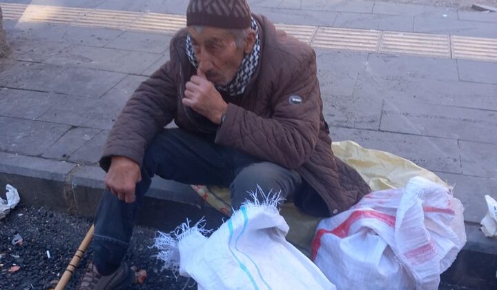 72 Yaşındaki Abdurrahman Amca, Geçimini Çöplerden Topladığı Kuru Ekmekleri Satarak Sağlıyor
