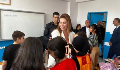 Ebru Yaşar’dan Diyarbakır’da öğrencilere Z-Kütüphane sözü