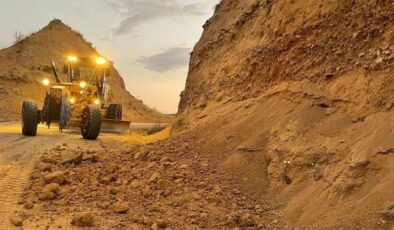 Elazığ’da deprem sonrası köy yolları taşlardan temizlendi