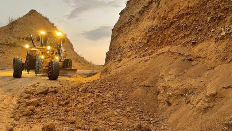 Elazığ’da deprem sonrası köy yolları taşlardan temizlendi
