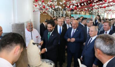Erzincan’da Tulum Peyniri döneri fuarda büyük ilgi gördü