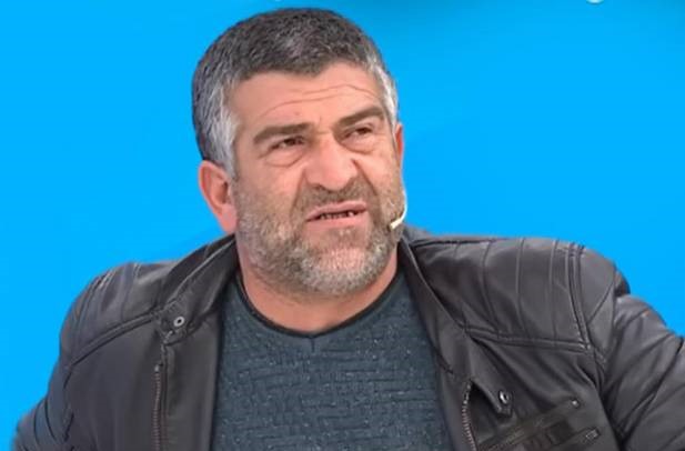 Evinin bahçesinde bıçaklanarak öldürüldü