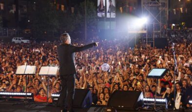 Ferhat Göçer Diyarbakır’da coşkulu kalabalığa unutulmaz gece yaşattı