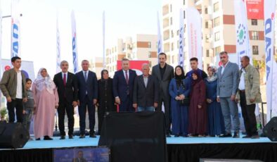 Gaziantep, Kahramanmaraş ve Kilis’te deprem konutları kurayla hak sahiplerine teslim edildi
