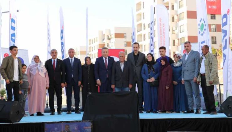 Gaziantep, Kahramanmaraş ve Kilis’te deprem konutları kurayla hak sahiplerine teslim edildi