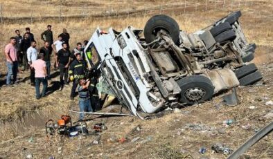Gaziantep’te devrilen tırın sürücüsü öldü