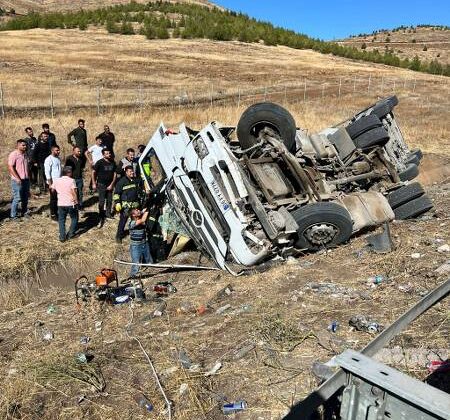 Gaziantep’te devrilen tırın sürücüsü öldü