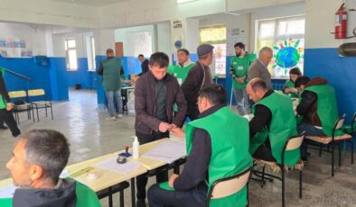 Gürcistan halkı milletvekillerini seçmek için sandık başında