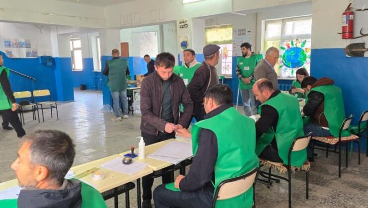 Gürcistan halkı milletvekillerini seçmek için sandık başında