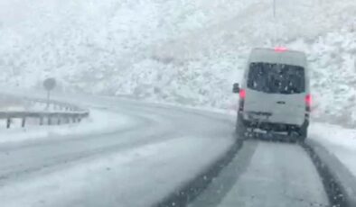 Güzeldere Geçidi’nde kar yağışı sürücülere zor anlar yaşattı