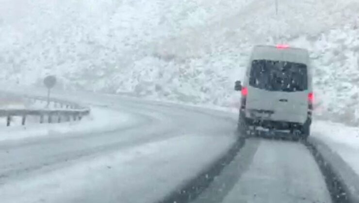 Güzeldere Geçidi’nde kar yağışı sürücülere zor anlar yaşattı