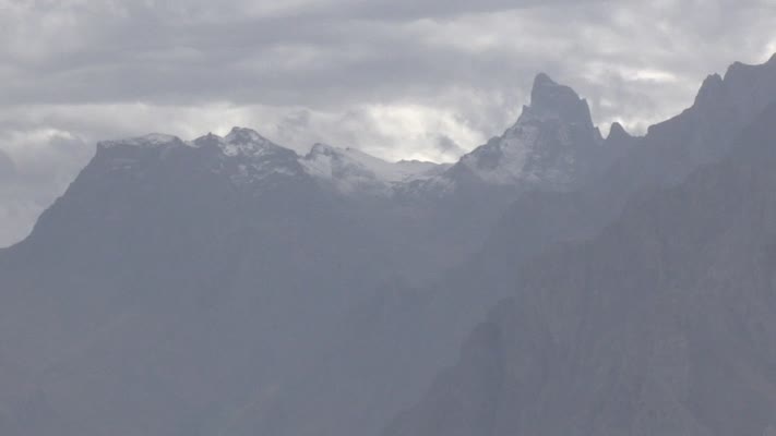 Hakkari’de yüksek kesimler beyaza büründü