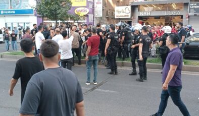 Ofis semtinde bir grup yürüyüş yapmak istedi