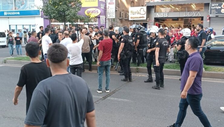 Ofis semtinde bir grup yürüyüş yapmak istedi
