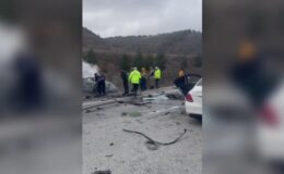 İki otomobil çarpıştı, 5 kişi öldü