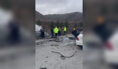 İki otomobil çarpıştı, 5 kişi öldü